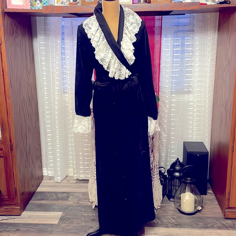 Vintage DAVIDBROWN Robe with lace